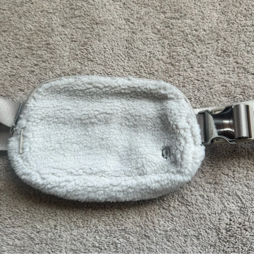 Lululemon Everywhere Belt Bag Fleece in Natural Ivory 1L